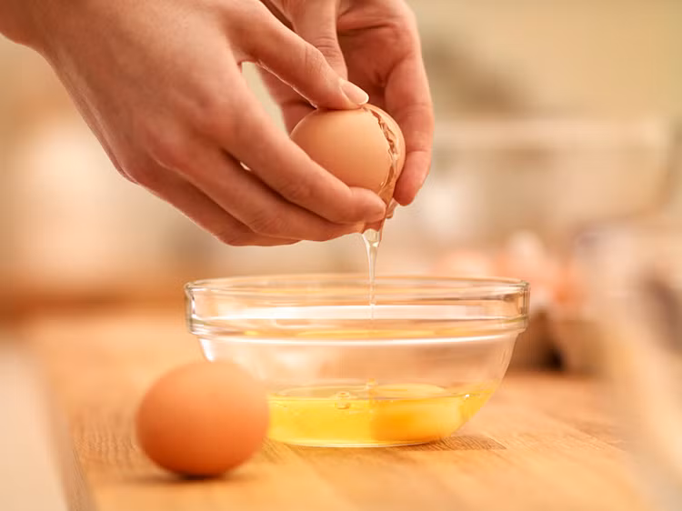 Lòng đỏ trứng gà. Để tẩy trang bằng lòng đỏ trứng gà bạn cần chuẩn bị một lòng đỏ trứng gà, 1-2 thìa tinh dầu rau và một lượng như thế nước ép cà chua. Hãy trộn đều các thành phần này lên, dùng hỗn hợp để rửa mặt như bình thường, sau đó lau khô da mặt và cổ bằng khăn mềm.