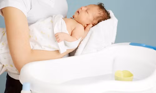 Tắm cho trẻ đúng cách. Với thời tiết xuống dưới 10oC việc tắm cho trẻ cũng trở lên khó khăn hơn. Tuy nhiên vẫn cần giữ vệ sinh bằng cách thường xuyên lau rửa chân tay mặt mũi cho trẻ. Nước tắm cần luôn giữ đủ ấm và phòng tắm kín gió, có thiết bị sưởi. Hãy ủ ấm ngay cho trẻ sau khi tắm để không bị nhiễm lạnh.