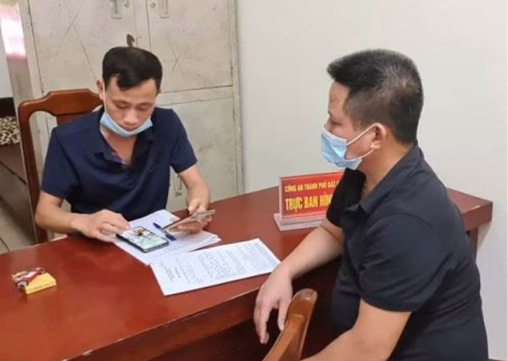 Tại đây đối tượng đã bắt chị H. quỳ và nói chuyện với Thiện. Thiện đã có hành vi chửi bới, đe dọa, chỉ mặt chị H, đồng thời bắt chị H. phải ký bản tường trình với nội dung xin lỗi (do Thiện đọc cho Lăng Văn Vân, là nhân viên viết trước đó) và đính chính thông tin do chị H. đã đăng trên mạng xã hội Facebook.