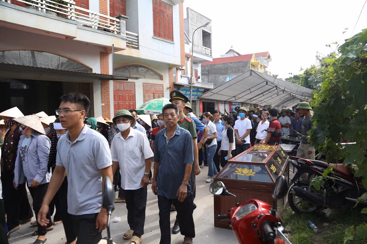 Trong buổi tang lễ, ai ai cũng cảm thấy xót thương cho chiến sĩ Mạnh anh dũng hy sinh ở tuổi đời còn trẻ. Người thân thượng sĩ Mạnh khóc không thành tiếng khi phải đối mặt với nỗi đau, nỗi mất mát không gì có thể bù đắp được.