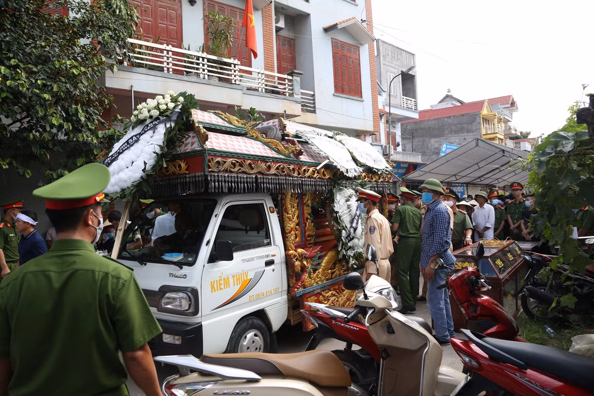 Một hàng xóm sống cạnh nhà thượng sĩ Mạnh chia sẻ: "Cháu nó là con thứ 2 trong gia đình, còn trẻ chưa lấy vợ, mỗi lần về gặp ai cũng lễ phép chào hỏi ngoan ngoãn thế mà giờ xảy ra chuyện đau lòng này. Cháu nó hy sinh anh dũng vì lẽ phải nên ai cũng cảm thấy đau lòng, thương cho cháu.