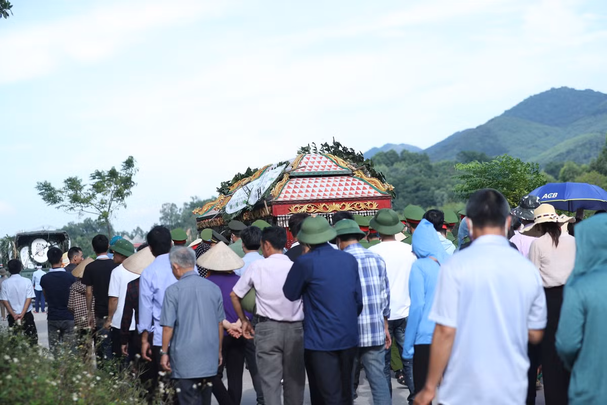 Từ hôm qua đến nay gia đình tôi cũng sang chia buồn, giúp đỡ người thân làm tang lễ cho cháu mong cháu yên nghỉ".
