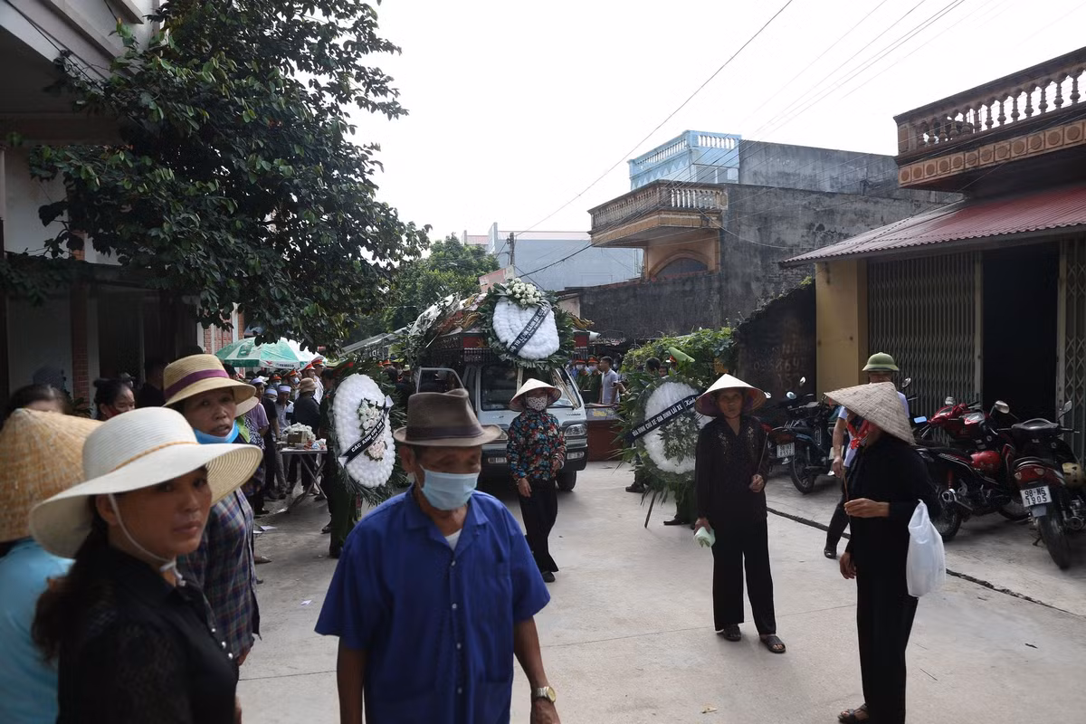 Tìm về quê nhà của chiến sĩ Nguyễn Văn Mạnh vào chiều 15/9, cơ quan chức năng cùng hàng trăm người dân đã đến chia buồn với gia đình và tổ chức tang lễ tiễn đưa thượng sĩ Mạnh về nơi an nghỉ cuối cùng theo phong tục địa phương.