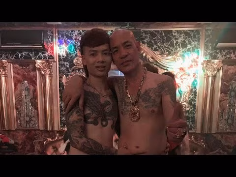 Đặc biệt, Dũng "trọc" nhận Khá Bảnh (Ngô Bá Khá) làm con nuôi. Hôm Khá Bảnh bị tuyên án, Dũng "trọc" đã cùng một số anh em xuất hiện ở toà án Bắc Ninh.