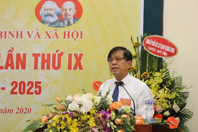 Ông Hoan có 28 năm công tác tại Bộ LĐ-TBXH: Từ năm 1993 đến năm 2007, công tác tại Cục Quản lý Lao động ngoài nước; năm 2007 được bổ nhiệm giữ chức vụ Phó Chánh văn phòng Bộ Lao động - Thương binh và Xã hội; từ năm 2015 đến nay, là Chánh Văn phòng Bộ LĐ-TBXH. 