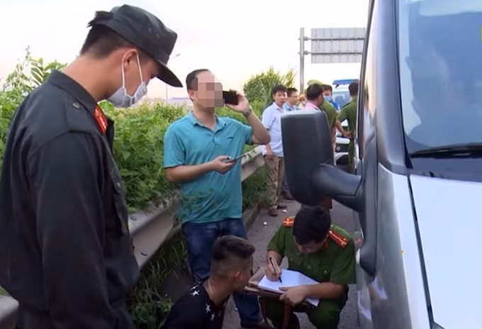 Video: Giay phut chien si CSCD roi khoi nap capo, bi xe 16 cho can tu vong