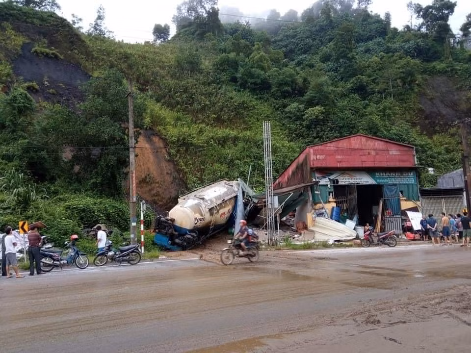 Dang ngu trong nha nam sinh lop 8 bi dat da roi de tu vong