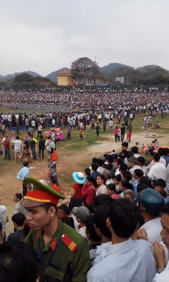 60.000 nguoi chen nhau xem hoi choi trau Ham Yen 2015-Hinh-4