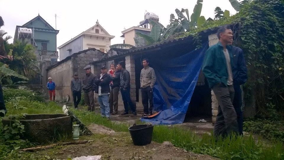 Uan khuc quanh vu be 1 tuoi nghi bi nem xuong gieng