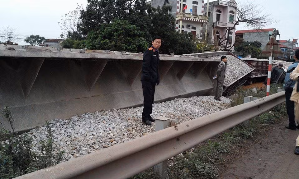 O to dam sam vao duong tau hoa, 5 toa bi lat