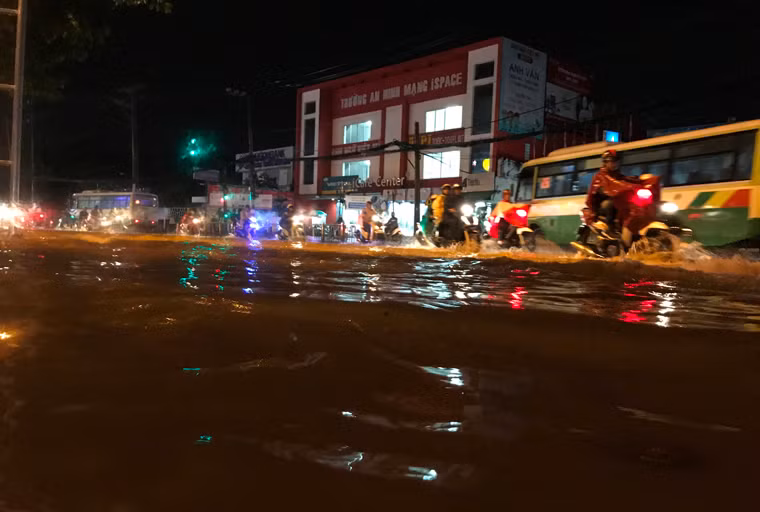 Ô tô, xe buýt, xe máy…chen chúc nhau đi trên một làn đường để tránh vào vùng ngập khiến giao thông ùn ứ. 