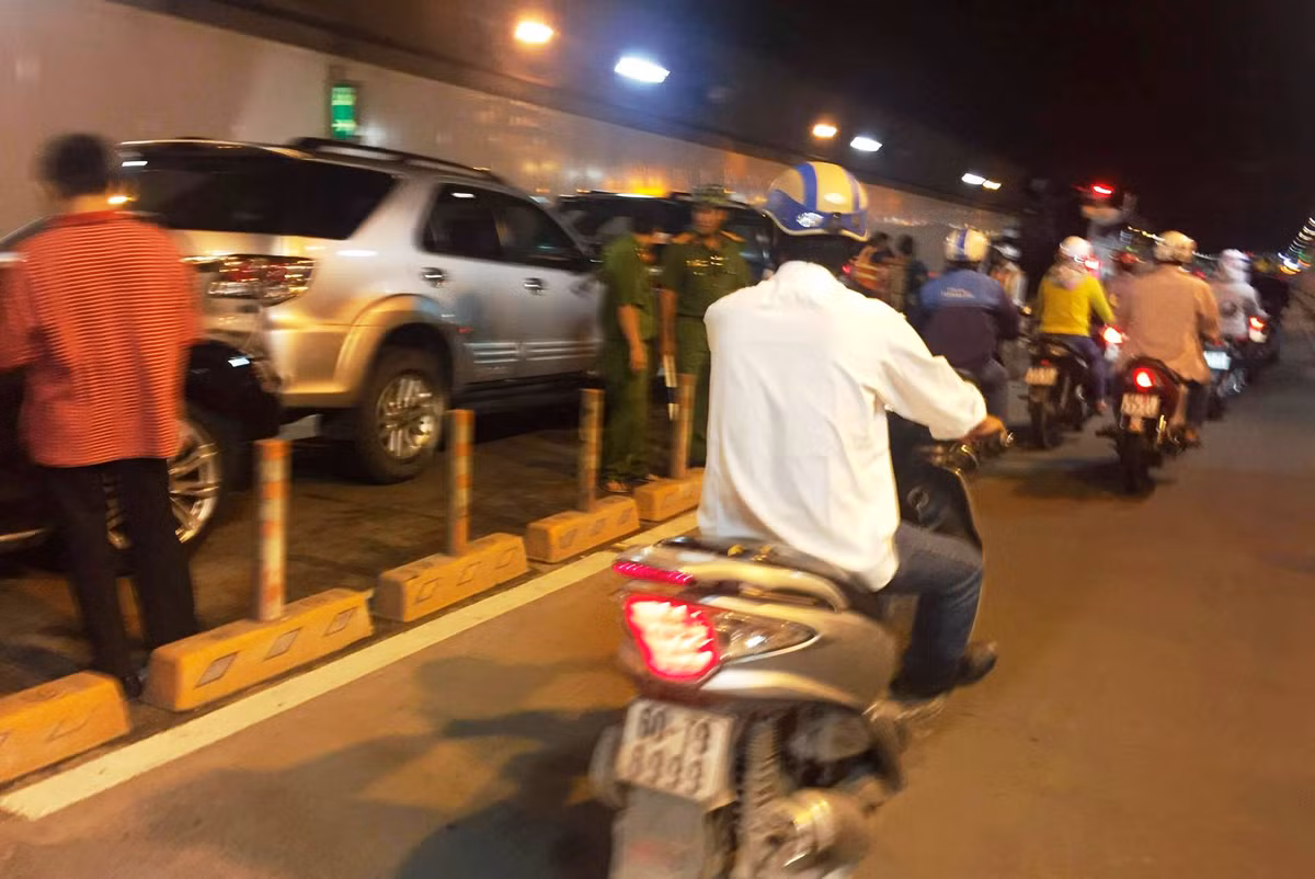 Hien truong tai nan lien hoan trong ham Thu Thiem, Audi A8 hong nang