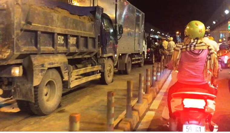 Trước đó, khoảng hơn 9h cùng ngày, xe ben chở đầy đất lưu thông từ đường Mai Chí Thọ (quận 2) qua đường Võ Văn Kiệt (quận 1). Khi vào hầm Thủ Thiêm (tại km 14+582), đúng vào thời điểm xe cộ đông đúc nhưng tài xế xe ben không giữ khoảng cách nên đã tông vào hàng loạt ô tô khác đang di chuyển phía trước.