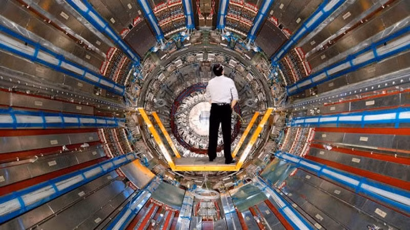 Năm 1978, khi đang làm việc với máy gia tốc hạt Synchrotron U-70, Anatoli Bugorski bị một chùm hạt của máy bắn xuyên qua đầu của mình nhưng lại không hề cảm thấy đau đớn. Tuy nhiên, da mặt của ông lại bị lột ra và sưng lên, tai trái gần như điếc và thường xuyên co giật.