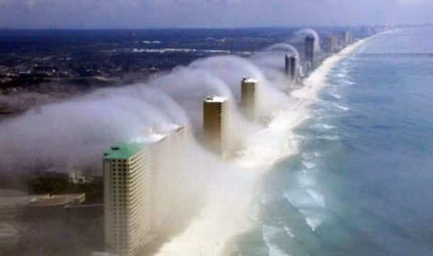 Đám mây kỳ lạ hình thành trên bãi biển Panama City, Florida, Mỹ. Vào ngày bão tuyết hiếm hoi ở Libya năm 2012, những đám mây kỳ lạ, trông giống như một làn sóng thủy triều xuất hiện phía trên bãi biển Panama City.