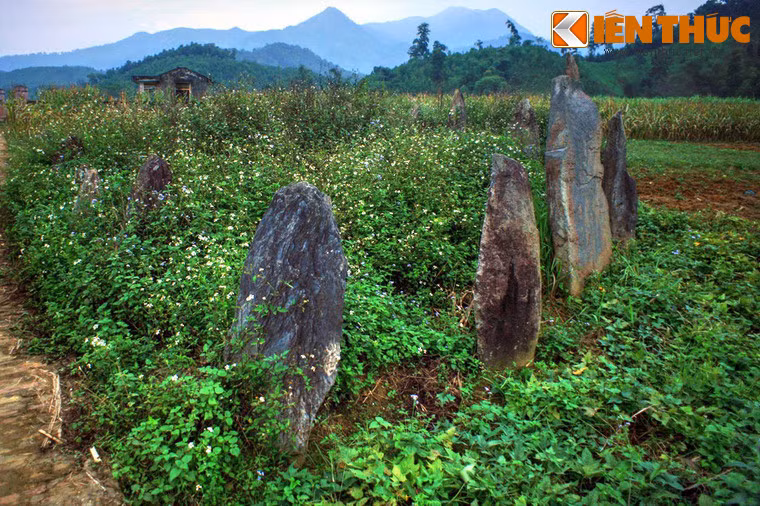 Phía đầu mộ chôn ba khối đá cao to nhất thành một hàng, phía chân mộ chôn ba khối nhỏ hơn, thấp hơn đối xứng với đầu mộ.