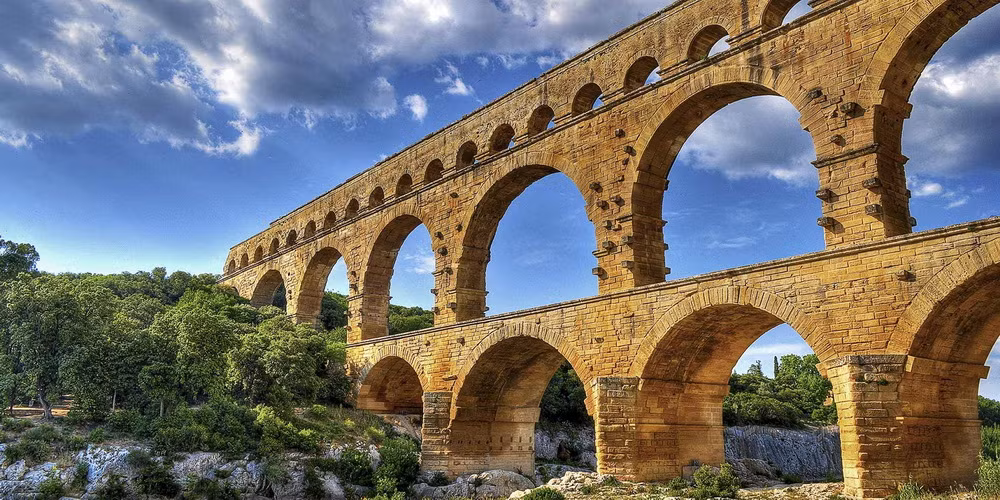 Hai tầng đầu và các trụ của tầng thứ ba của cầu dẫn nước Pont du Gard được xây dựng bằng cùng một loại gạch đá dày nửa mét, dài 2 mét và cân nặng tới 6 tấn. Các phiến đá này được ghép chính xác với nhau bằng cách chạm trực tiếp tại nơi ghép.