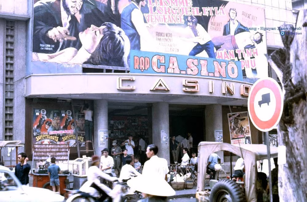 Casino Saigon là rạp chiếu phim hạng nhì, có giá vé thuộc loại trung bình ở Sài Gòn.