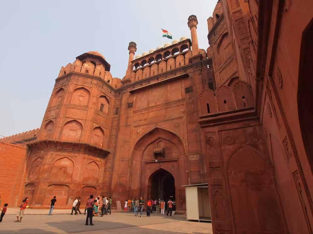 Pháo đài có hai cổng chính là cổng Delhi và cổng Amar Singh được chạm trổ rất kỳ công.