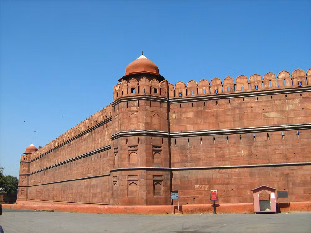 Theo các nhà sử học, Akbar Đại đế của triều đại Mogul đã chiếm Agra từ triều đại Lodhi vào cuối thế kỷ 16 bởi. Trong thời kỳ trị vì của mình, ông đã dời đô của đế quốc mình từ Delhi đến Agra. Trong thời kỳ này, Akbar đã cho xây pháo đài vĩ đại bằng sa thạch đỏ.