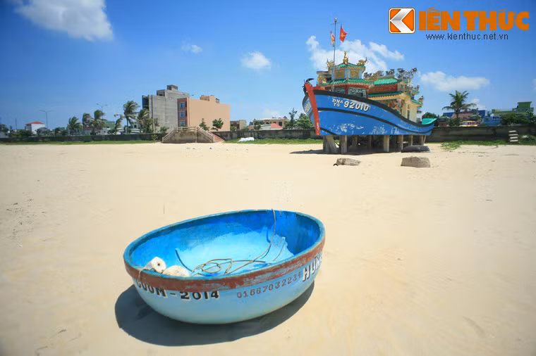 Năm 2010, miếu bị bão phá hủy. Tại địa điểm cũ, dân làng đã xây dựng lại ngôi miếu với hình dáng con tàu đánh cá độc đáo.