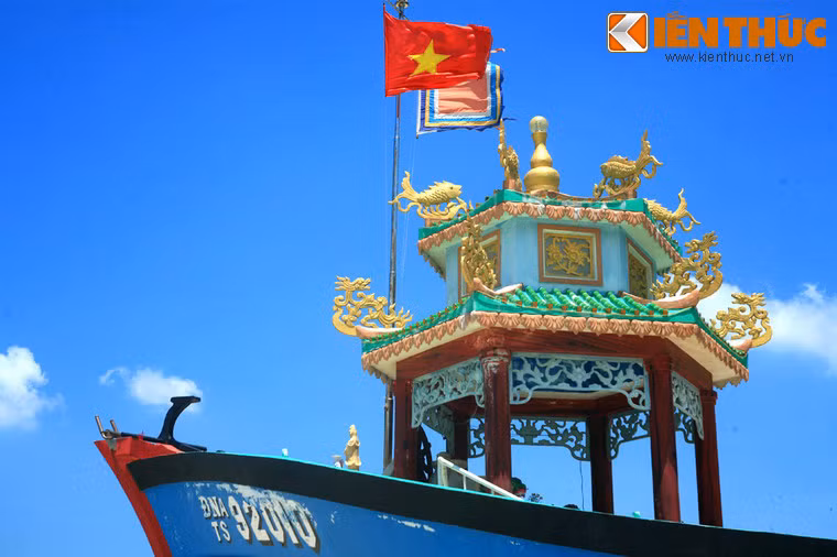 Mũi thuyền cũng được đánh số hiệu như một chiếc tàu cá quen thuộc của ngư dân Nam Trung Bộ.