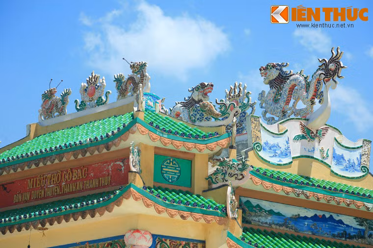 Tên gọi miếu thờ Cô Bác thể hiện tục thờ cúng âm hồn của ngư dân ven biển Nam Trung Bộ, theo đó ngôi miếu là nơi thờ cúng vong linh những ngư dân thiệt mạng trên biển, không phân biệt là người ở đâu.