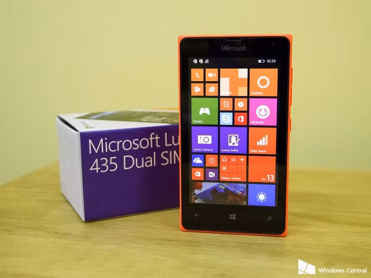  6. Microsoft Lumia 435 giá 96 USD (2,1 triệu đồng). Lumia 435 sở hữu màn hình 4-inch có độ phận giải 480x800 pixels, chạy hệ điều hành Windows Phoen 8.1 và dự kiến sớm nâng cấp lên Windows 10. Thiết bị này có bộ vi xử lý lõi kép Snapdragon 200, RAM 1GB, bộ nhớ trong 8GB, camera sau 2MP, camera trước loại VGA và pin 1560 mAh. 