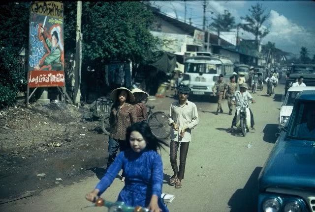 Trên một con đường ở ngoại ô.