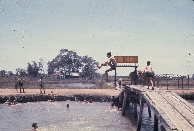 Trẻ em bơi lôi trên rạch Bà Đỏ, khu An Phú.