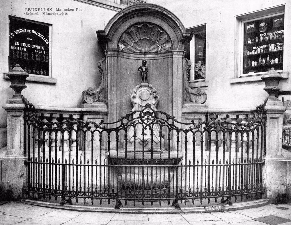 Manneken Pis (nghĩa là "Cậu bé đi tiểu" trong tiếng Marols, một phương ngữ Hà Lan được nói ở Brussels) là một địa danh nổi tiếng mà bất cứ ai cũng phải ghé thăm khi tới thủ đô Brussels của Bỉ.