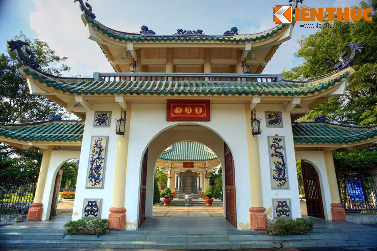Tọa lạc tại phường Bửu Long, thành phố Biên Hòa, tỉnh Đồng Nai, Văn miếu Trấn Biên là một di tích lịch sử có tầm quan trọng đặc biệt của khu vực Nam Bộ. Ảnh: Văn Miếu Môn - cổng chính của Văn miếu Trấn Biên.