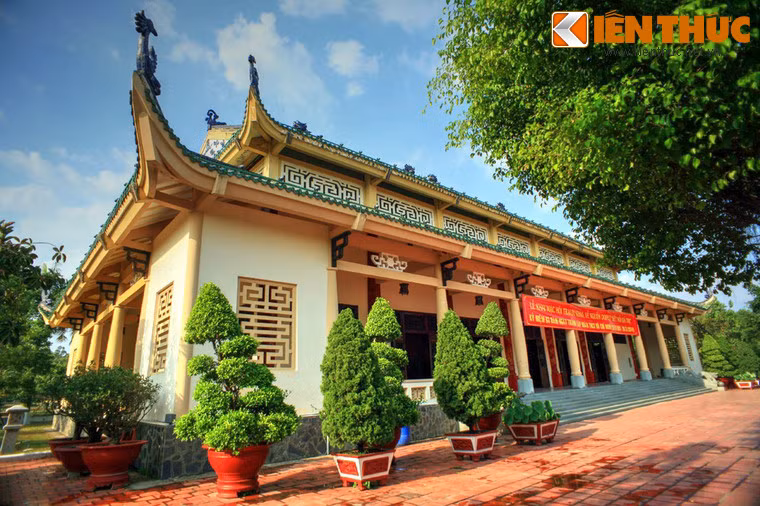 Sử sách ghi lại, khi đó Văn miếu Biên Hòa có "chính đường và tiền đường đều 5 gian, lại dựng thêm 2 dãy tả vu và hữu vu, mỗi dãy 5 gian, đền Khải Thánh, chính đường và tiền đường đều 3 gian, một tòa cửa giữa 3 gian, một tòa cửa trước 1 gian, một tòa kho đồ thờ 3 gian, một tòa Khuê Văn các 2 tầng, ba gian hai chái; phía trước"... Ảnh: Nhà thờ chính của Văn miếu Trấn Biên.