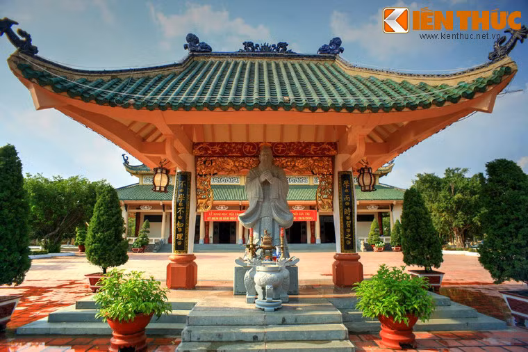 Vào thời Nguyễn, Văn miếu Trấn Biên có hai lần được trùng tu lớn, lần thứ nhất vào năm 1794, lần thứ hai vào năm 1852. Sau khi hoàn thành trung tu, Văn miếu có quy mô lớn và khang trang hơn trước. Ảnh: Nhà bia thờ Khổng Tử trước nhà thờ chính.