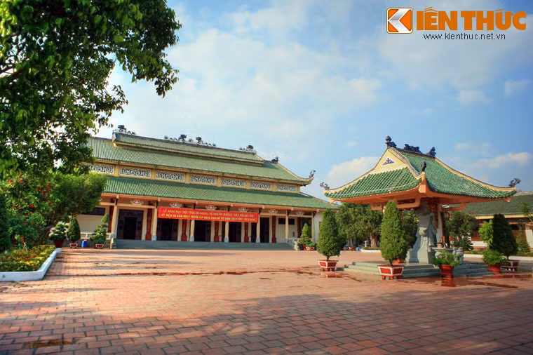 Vào năm 1861, khi thực dân Pháp xâm lược miền Đông Nam Bộ và đánh chiếm Biên Hòa, chúng đã cho phá hủy Văn miếu Trấn Biên nhằm thực hiện chính sách ngu dân và thống trị lâu dài. Ảnh: Toàn cảnh khu thờ chính.