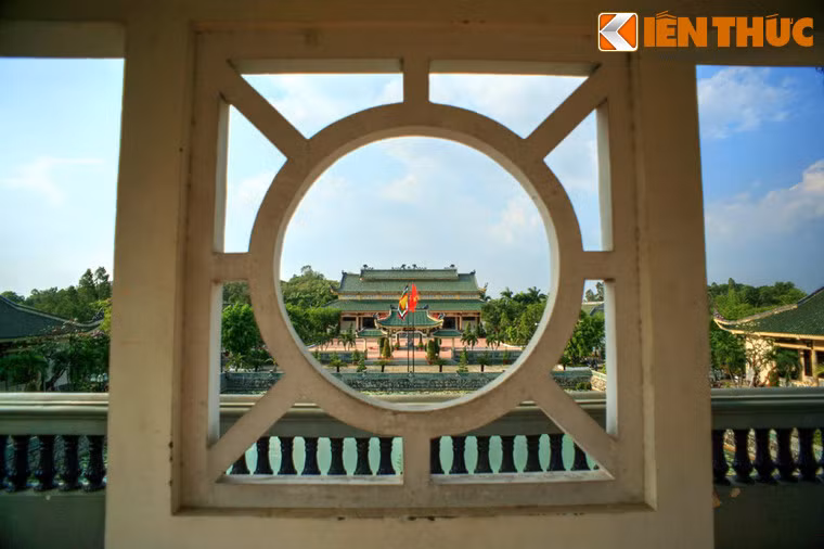 Ngày nay, Văn miếu Trấn Biên là điểm đến không thể bỏ qua của du khách mỗi khi tới thăm thành phố Biên Hòa. Ảnh: Ô cửa tròn trên Khuê Văn Các tượng trưng cho bầu trời.