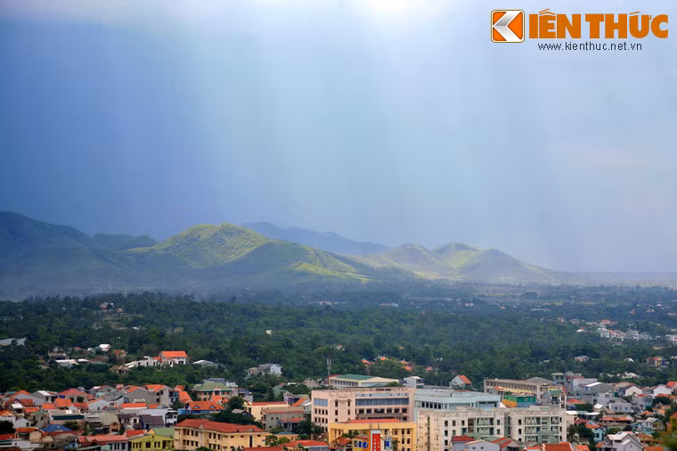 Bởi vẻ đẹp thơ mộng, núi Ngự Bình được nhiều người đến viếng và làm thơ đề vịnh, trong số đó có vua Minh Mạng và vua Thiệu Trị. Ảnh: Phong cảnh xứ Huế nhìn từ núi Ngự.