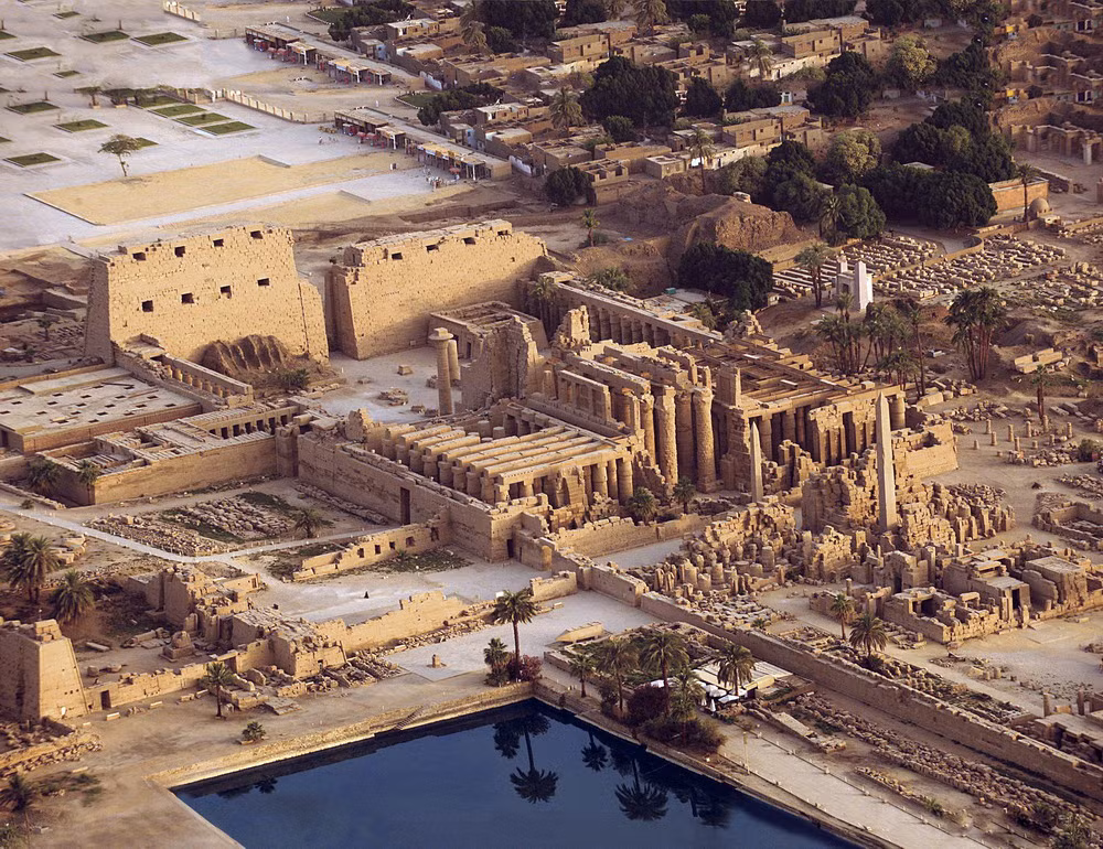 Ngôi đền đã được xây dựng liên tục bởi khoảng 30 vị Pharaoh nối tiếp nhau. Mỗi Pharaoh đều muốn đặt dấu ấn của mình vào đền Karnak bằng những nét kiến trúc khác nhau.