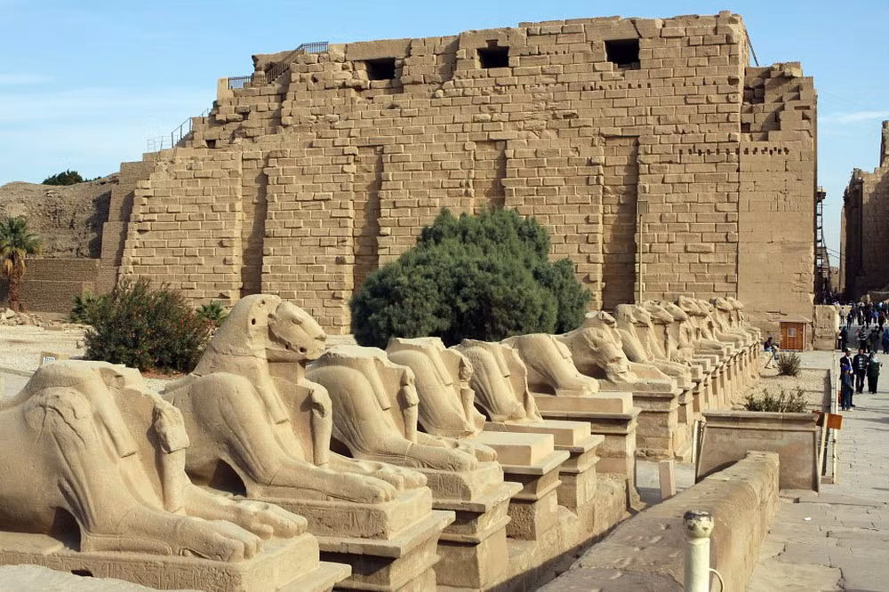 Tường của đền được trang trí bằng các phù điêu miêu tả chiến công của các Pharaoh một cách hết sức sống động.