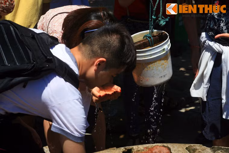 Nếu người nào đi từ đất liền ra Cù Lao Chàm bị say sóng thì lấy nước giếng Xóm Cấm nấu với lá rừng của Cù Lao Chàm (chỉ người dân địa phương mới nhận biết và thường hái loại lá này) uống vào là hết say sóng.