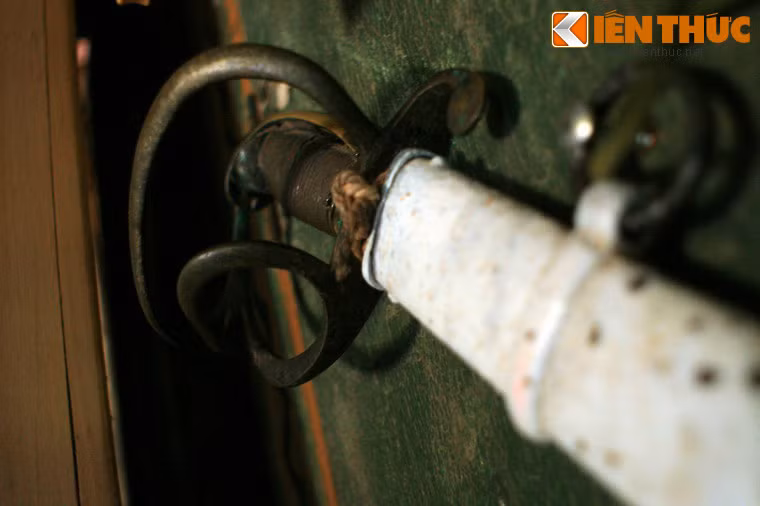Thanh kiếm này là quả tặng của vua Bảo Đại dành cho tù trưởng - thợ săn voi Ama Pợ Pho Khăm Súc vào khoảng năm 1942-1943. Trong một chuyến tháp tùng Bảo Đại đi săn bò tót, voi nhà của Ama Pợ Pho Khăm Súc đã bất ngờ bị một voi rừng tấn công. Người thợ săn voi đã phải dùng thanh kiếm của Bảo Đại để hỗ trợ voi nhà đánh trả voi rừng. Trong lúc hỗn chiến, thanh kiếm gãy mất 1/3 do chém trúng ngà voi rừng. Sau đó Bảo Đại tặng lại thanh kiếm cho vị tù trưởng và đặt tên cho nó là kiếm hộ mệnh.