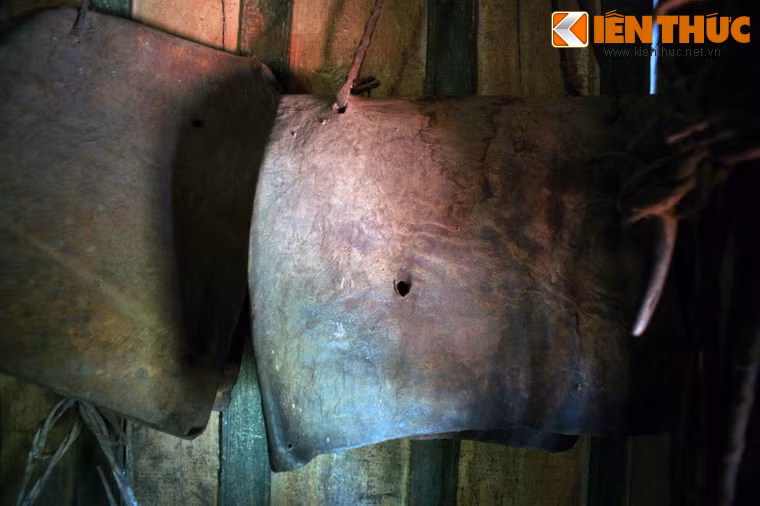 Tấm nệm lót bành voi làm từ da con min (bò tót). Chỉ có thợ săn có kinh nghiệm và săn được 72 con voi trở lên mới được dùng nệm này. Thợ săn voi thông thường chỉ được dùng nệm đan bằng vỏ cây lộc vừng.