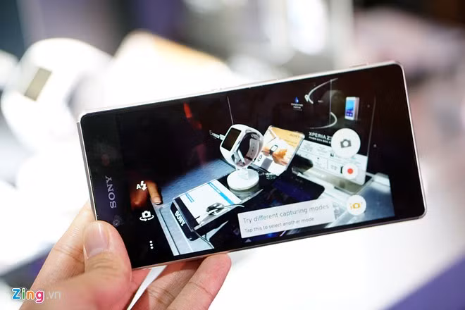 Khả năng chụp ảnh của model này vẫn thừa hưởng từ Xperia Z3. Tuy nhiên, camera trước đã được nâng lên 5 MP cho chất lượng ảnh selfie tốt hơn.
