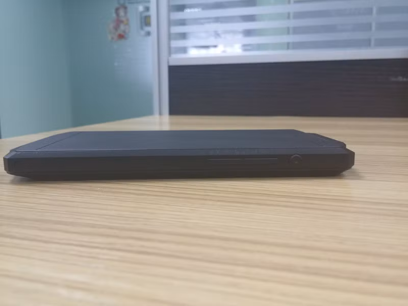 Oukitel đã gửi đến PhoneArena một số bức ảnh về bản mẫu (dummy) của chiếc smartphone có pin dung lượng cực lớn này.