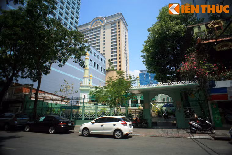 4. Tọa lạc tại số 66 Đông Du, Thánh đường Hồi giáo Jamia Al-Musulman là thánh đường lớn và nổi tiếng bậc nhất của Sài Gòn. Thánh đường được cộng đồng Ấn kiều đóng góp tiền xây dựng từ năm 1935 để phục vụ như cầu tâm linh của những tín đồ Hồi giáo đến từ Nam Ấn Độ cư ngụ tại Sài Gòn.