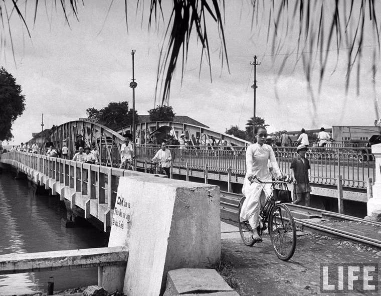 Đến những năm 1940, cầu Khánh Hội trở thành cầu cố định, với tuyến đường sắt dẫn đến khu cảng được lắp đặt trên cầu. Ảnh: Cầu Khánh Hội năm 1948.