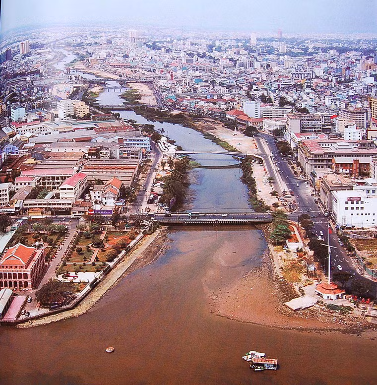 Cây cầu này tồn tại ở Sài Gòn cho đến những năm 2000. Ảnh: Cầu Khánh Hội năm 2005.