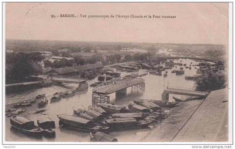 Tên gọi này dựa theo thiết kế độc đáo, khiến cầu có thể quay khúc giữa để mở đường cho tàu thuyền qua lại.