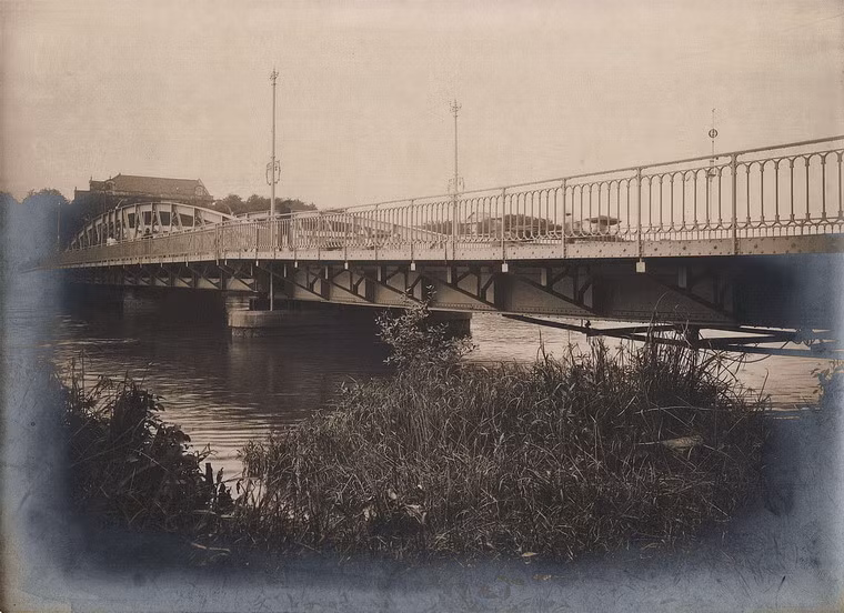 Cầu được xây năm 1904, người Pháp gọi là Le pont tournant, nghĩa là cầu quay.