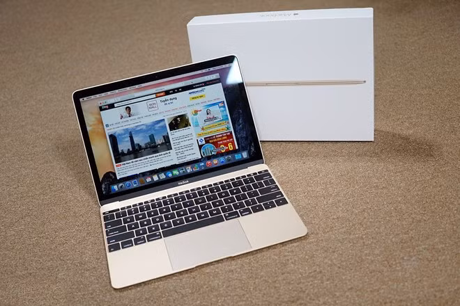 MacBook Air là sản phẩm hoàn thiện về thiết kế nhưng trên MacBook 12 inch (khoảng 33 triệu đồng), Apple tiếp tục đưa chuẩn mực mới về kiểu dáng. Máy mỏng 13 mm, nặng chưa đến 1 kg, trang bị màn hình Retina. Tuy nhiên, điểm yếu của sản phẩm này nằm ở hiệu năng. Máy chỉ trang bị chip Intel Core M tốc độ 1,1 GHz, vốn chỉ mạnh ở khả năng tiết kiệm pin. Ngoài ra, việc trang bị một cổng kết nối USB Type C, người dùng phải mua cổng chuyển đổi bên ngoài. Giá bán cao cũng là một điểm trừ khác của MacBook 12 inch.